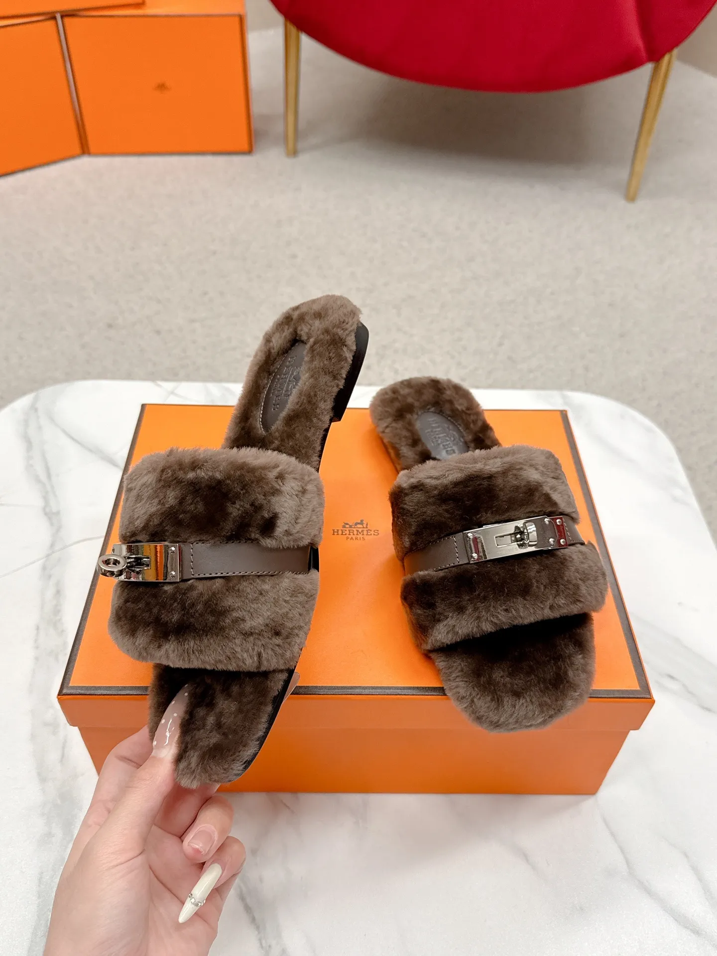 👟👟Ex-factory price 480👟👟 Hermes 🐎25/ Latest Autumn and Winter fur one-piece fur slippers KeIIy locks are embellished on the uppers with palladium plating to reflect low-key light. This year’s fabrics are made of lamb wool, which is fluffy and cute. It feels like stepping on clouds. Wear it barefoot or with socks, it is very fashionable 🎁 Paired with suit pants, it is an invisible shirt in the workplace. Echoing the knitted skirt, it has become a standard accessory for lazy afternoons. Pair it with jeans for a more casual style. ✔️Fabric: wool ✔️Inner lining: imported lamb wool ✔️Sole: original leather sole ✔️Size: #35-42 (customized at 40.41.42)